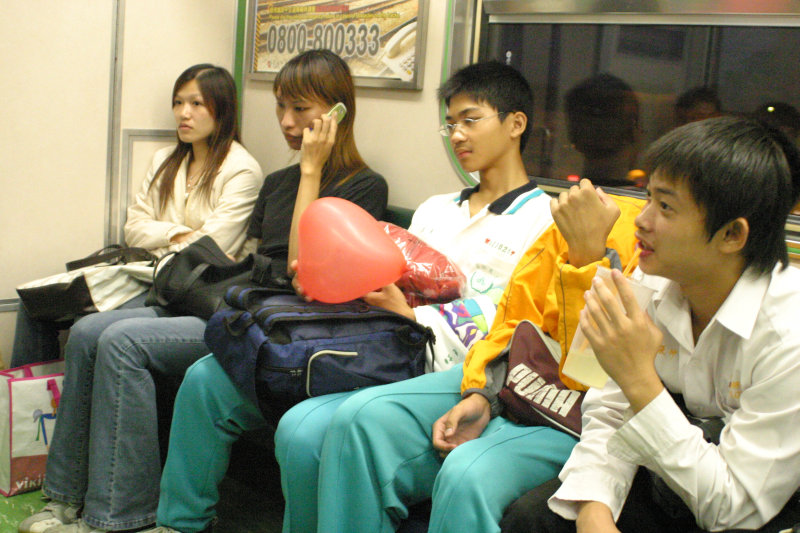 台灣鐵路旅遊攝影電車-區間車交談的旅客2005攝影照片27